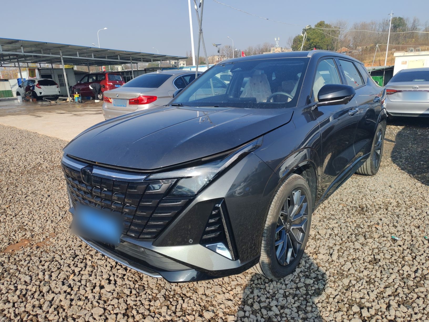 تحت مقدمة السيارة