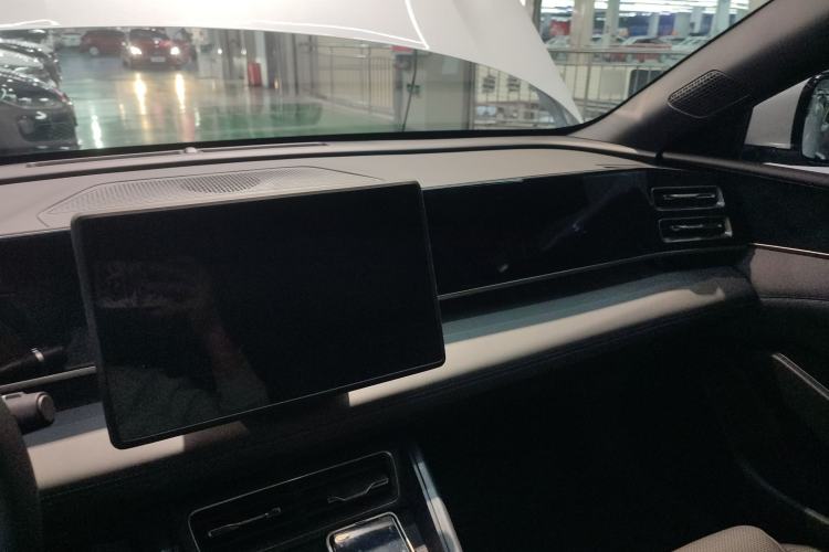 Used BYD Qin L 2025 DM-i Smart Drive 80KM Leading Model Center Console