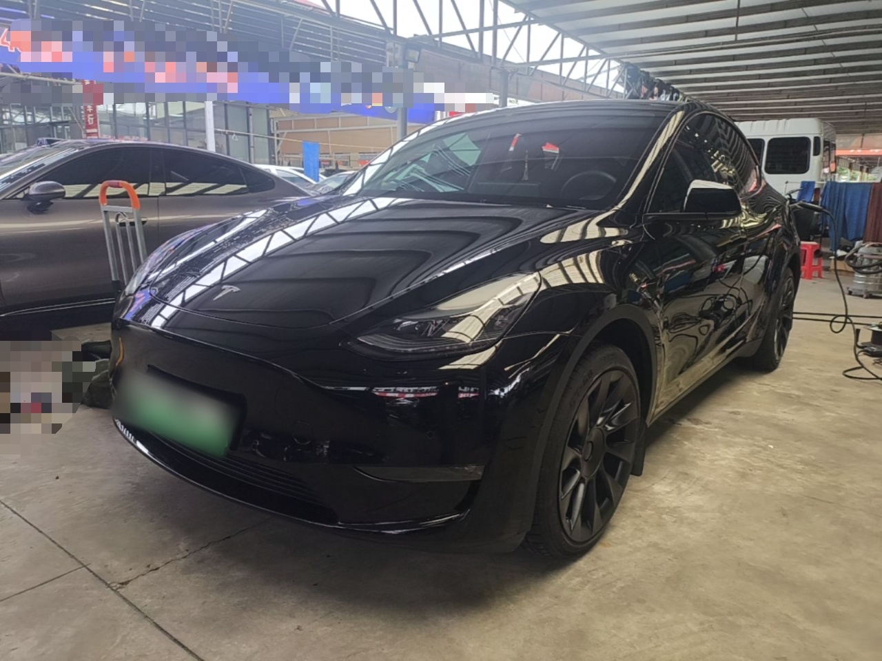 Под передней частью автомобиля