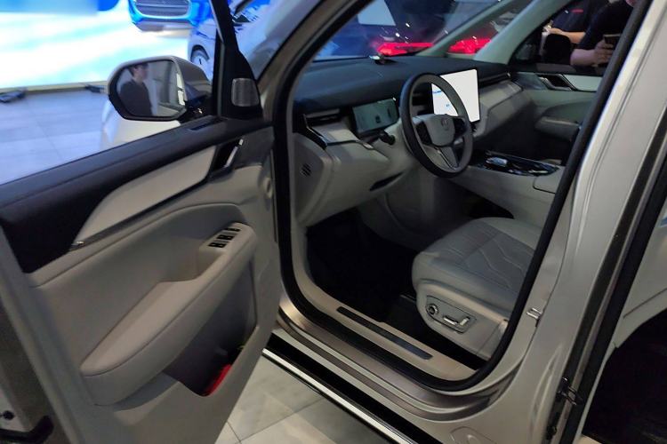 Used Volvo EM90 2025 Ultra Six-Seater
