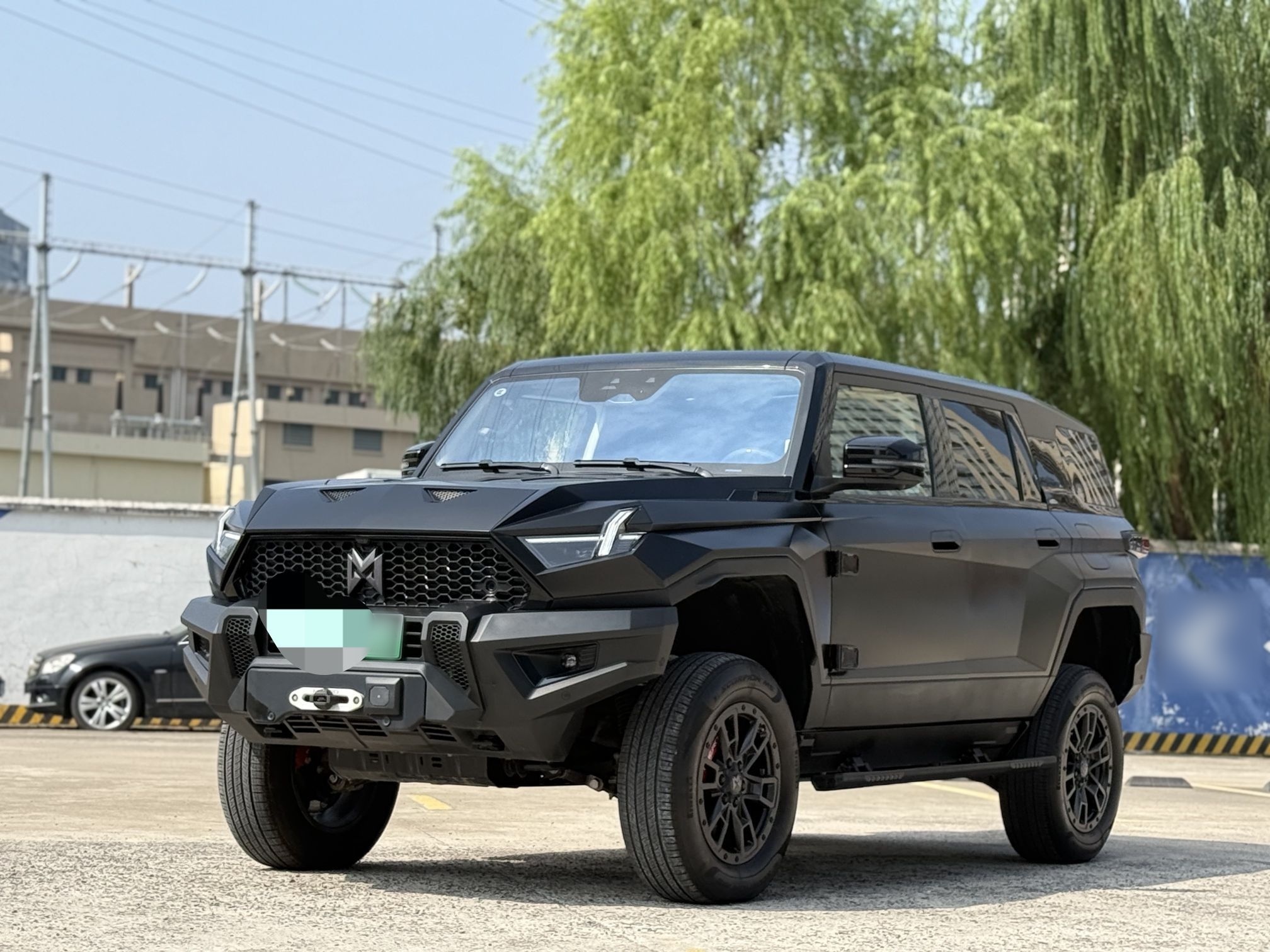 Под передней частью автомобиля