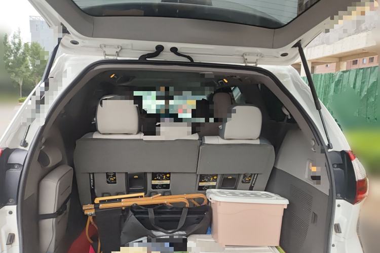 Used Toyota SIENNA 2015 3.5L Two-Wheel Drive LE Trunk