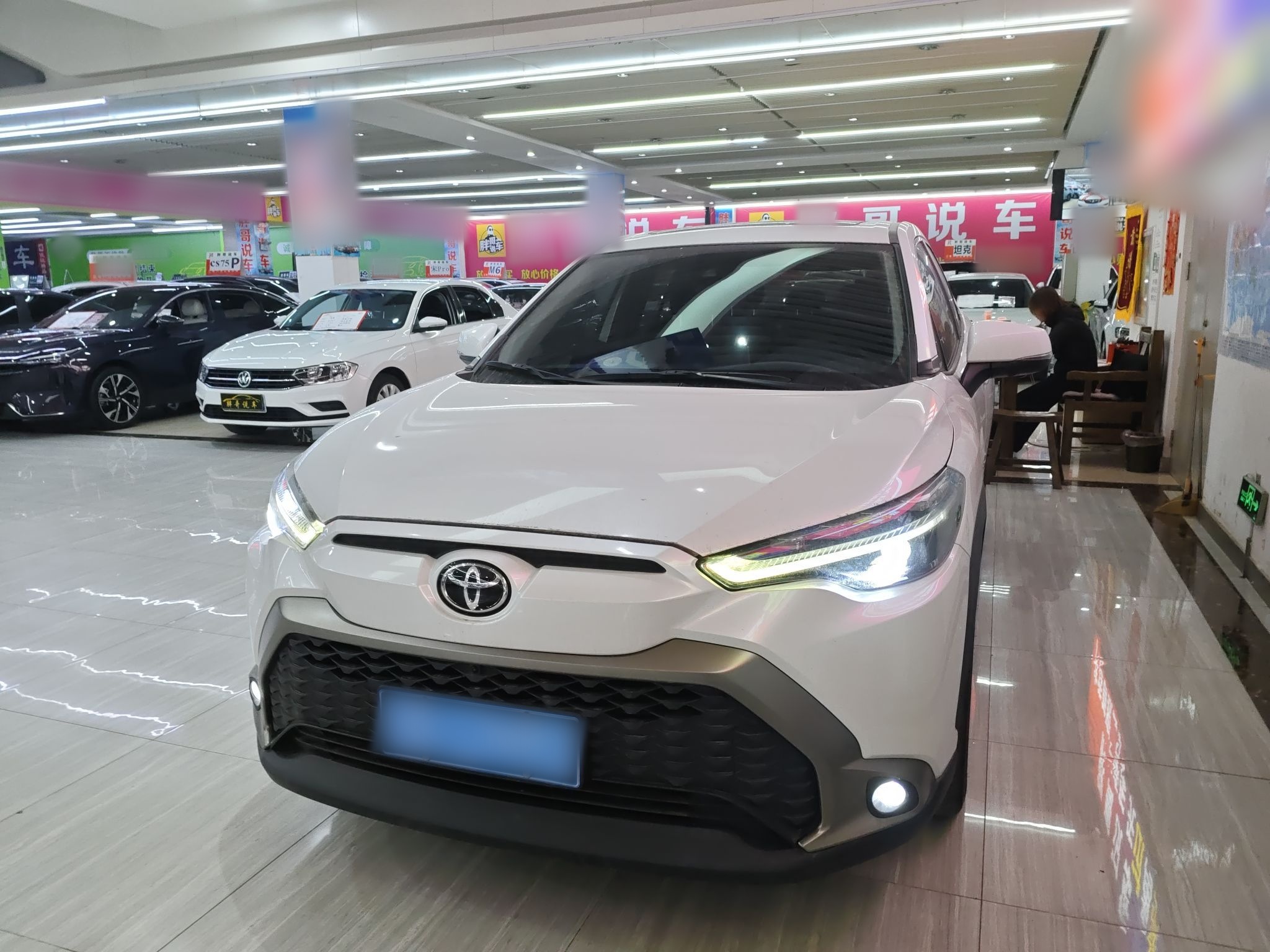 تحت مقدمة السيارة