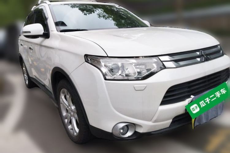 Used Mitsubishi Outlander 2014 2.4L 4x4 Deluxe Value Edition 5 Seats Front Right 45 Deg