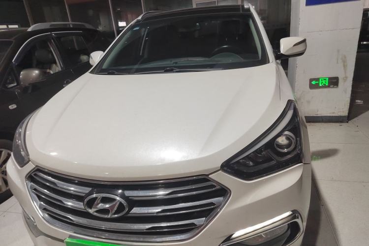 Used Hyundai Santa Fe 2017 2.0T Automatic All-Wheel Drive Smart 7-Seater Front