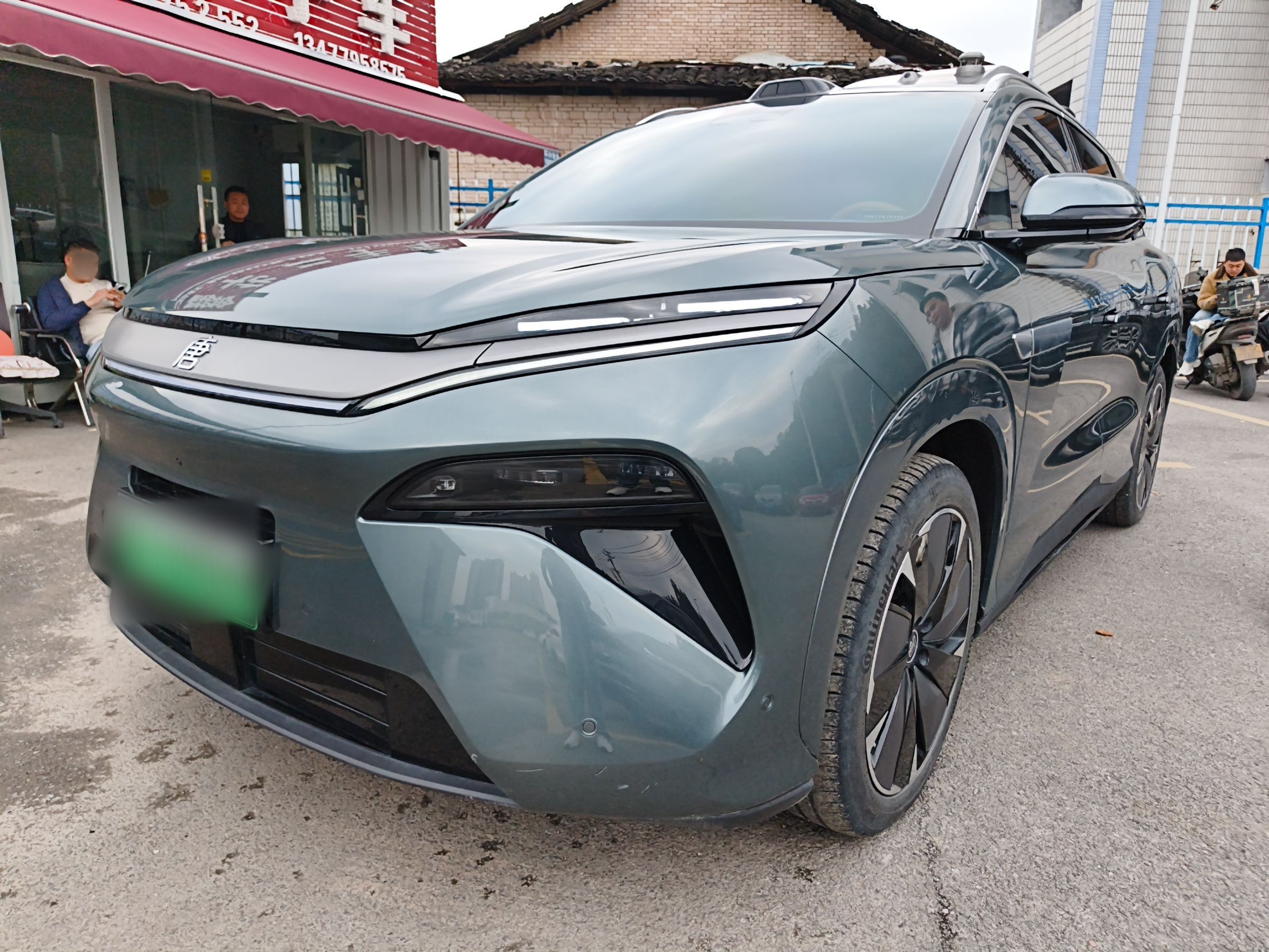 Под передней частью автомобиля