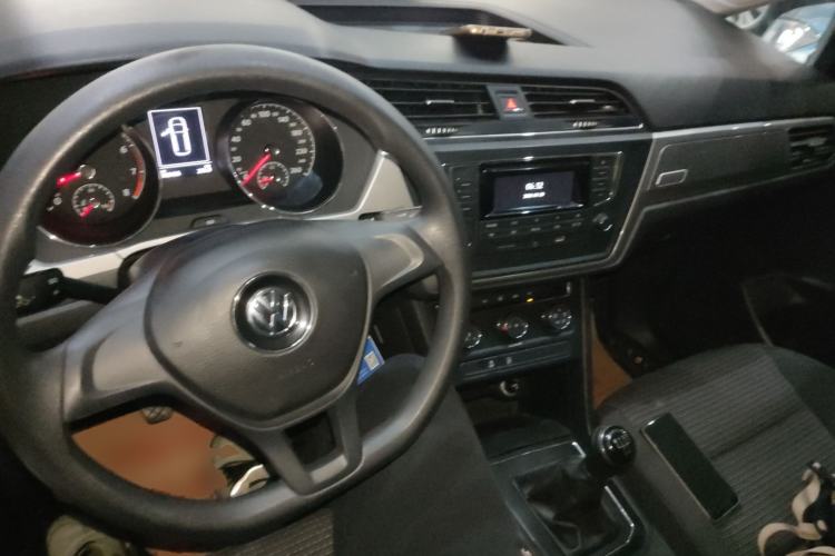 Used Volkswagen Touran 2016 Volkswagen Touran L 280TSI Manual Trend Edition Center Console