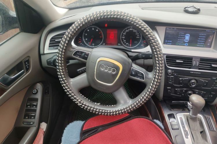 Used Audi A4L 2012 2.0 TFSI automatic Comfort trim level Steering Wheel