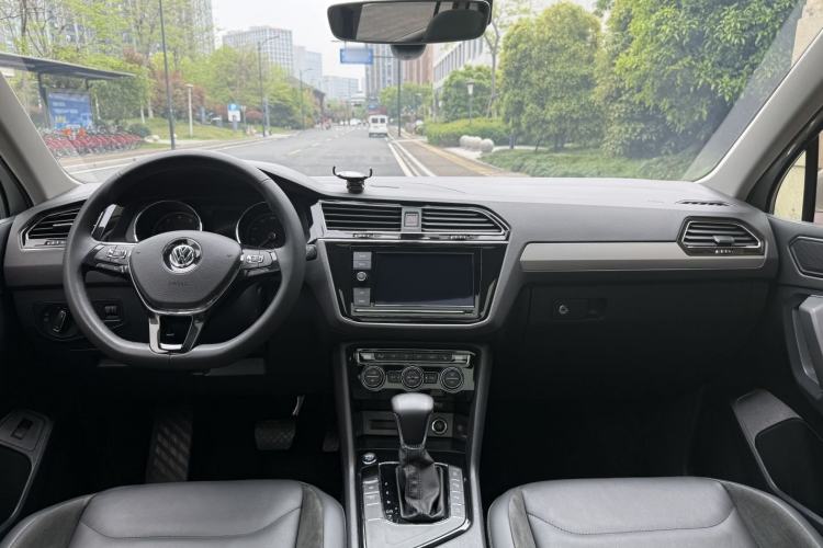 Used Volkswagen Tiguan L 2019 330TSI Automatic Two-Wheel Drive Smart Luxury Version China VI Standard
