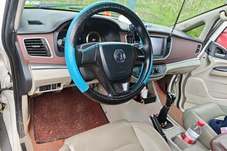 Used FORTHING Lingzhi 2018 M5L 1.6L 7-Seater Luxury Model Center Console