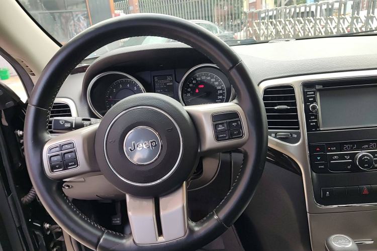 Used Jeep Grand Cherokee 2011 Revised Version 3.6L Comfort Edition
