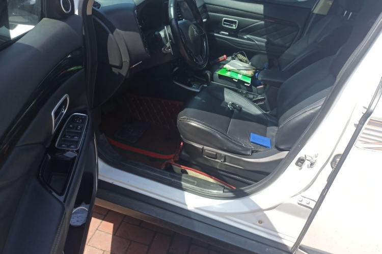 Used Mitsubishi Outlander 2019 2.4L 4x4 Zhi Xiang Edition 5 Seats China V Emission Standard Driver Seat