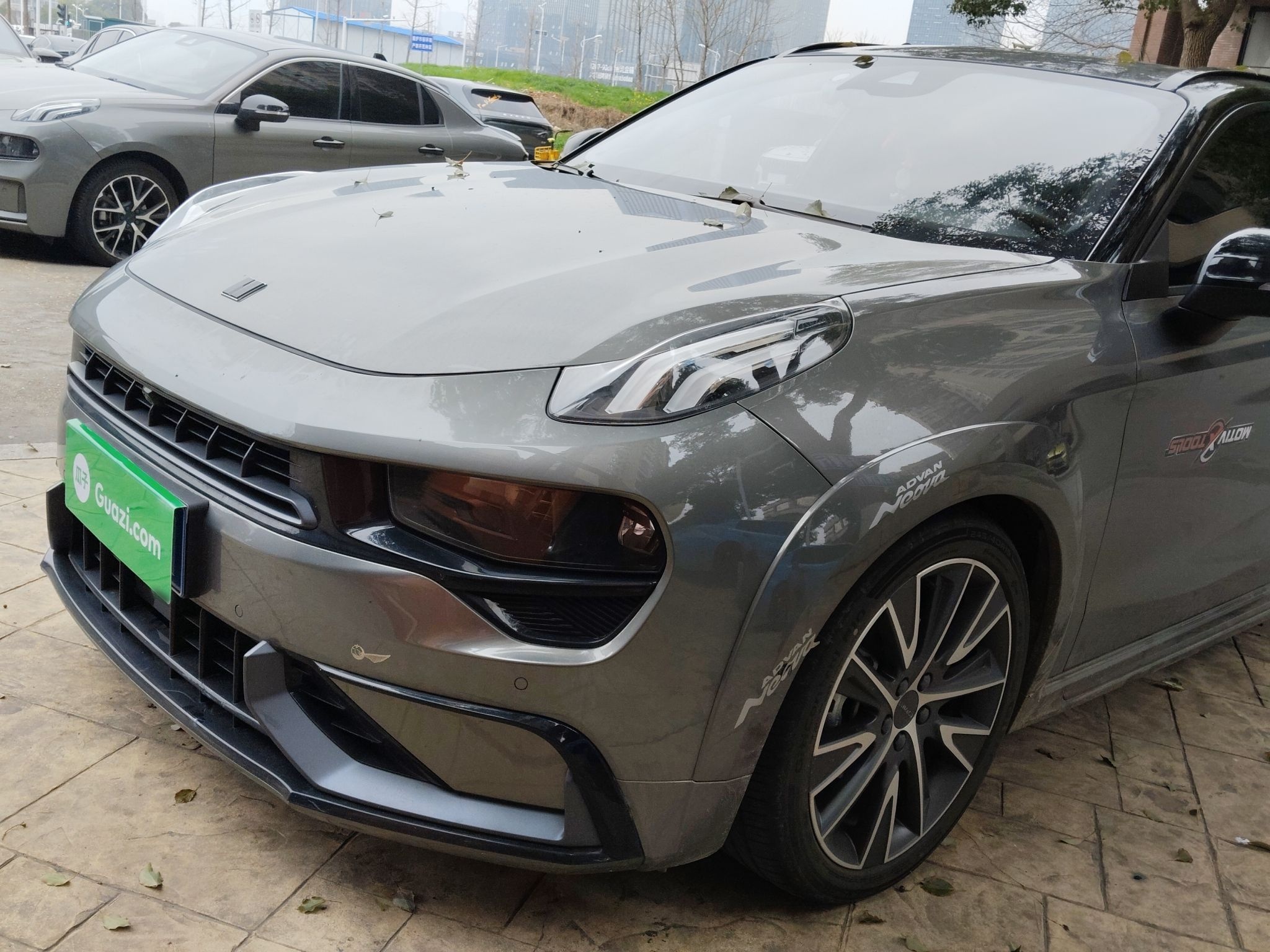 Под передней частью автомобиля