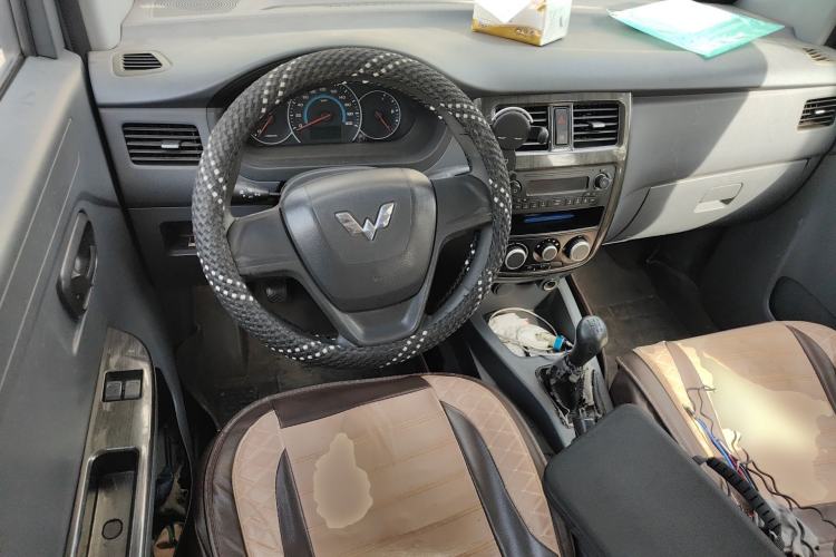 Used Wuling Rongguang V 2015 1.2L Base Version
