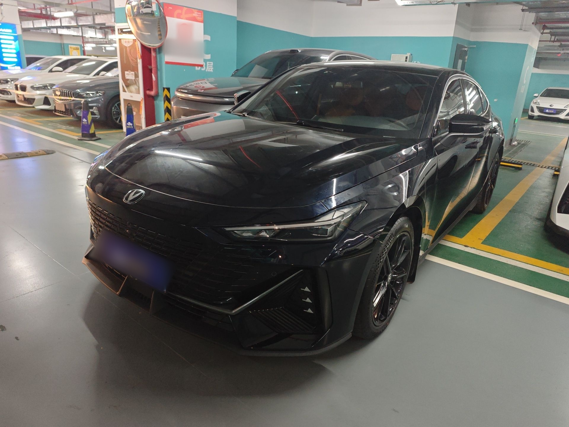 Под передней частью автомобиля