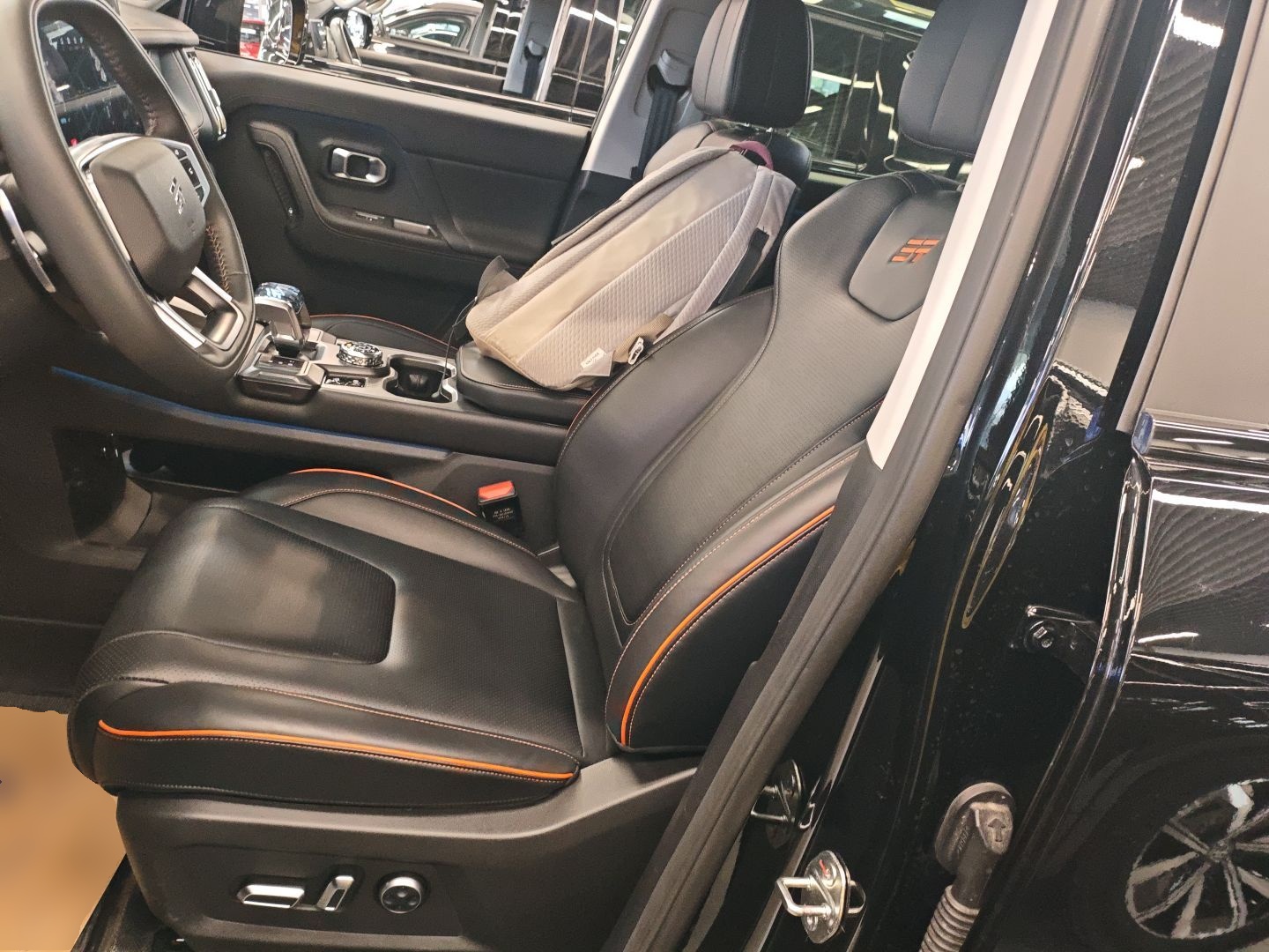 المقاعد الأمامية داخل السيارة