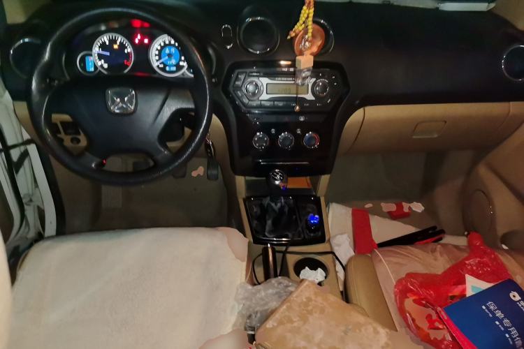 Used JMC Yusheng S350 2011 2.4T Two-Wheel-Drive Luxury 5-Seater Center Console