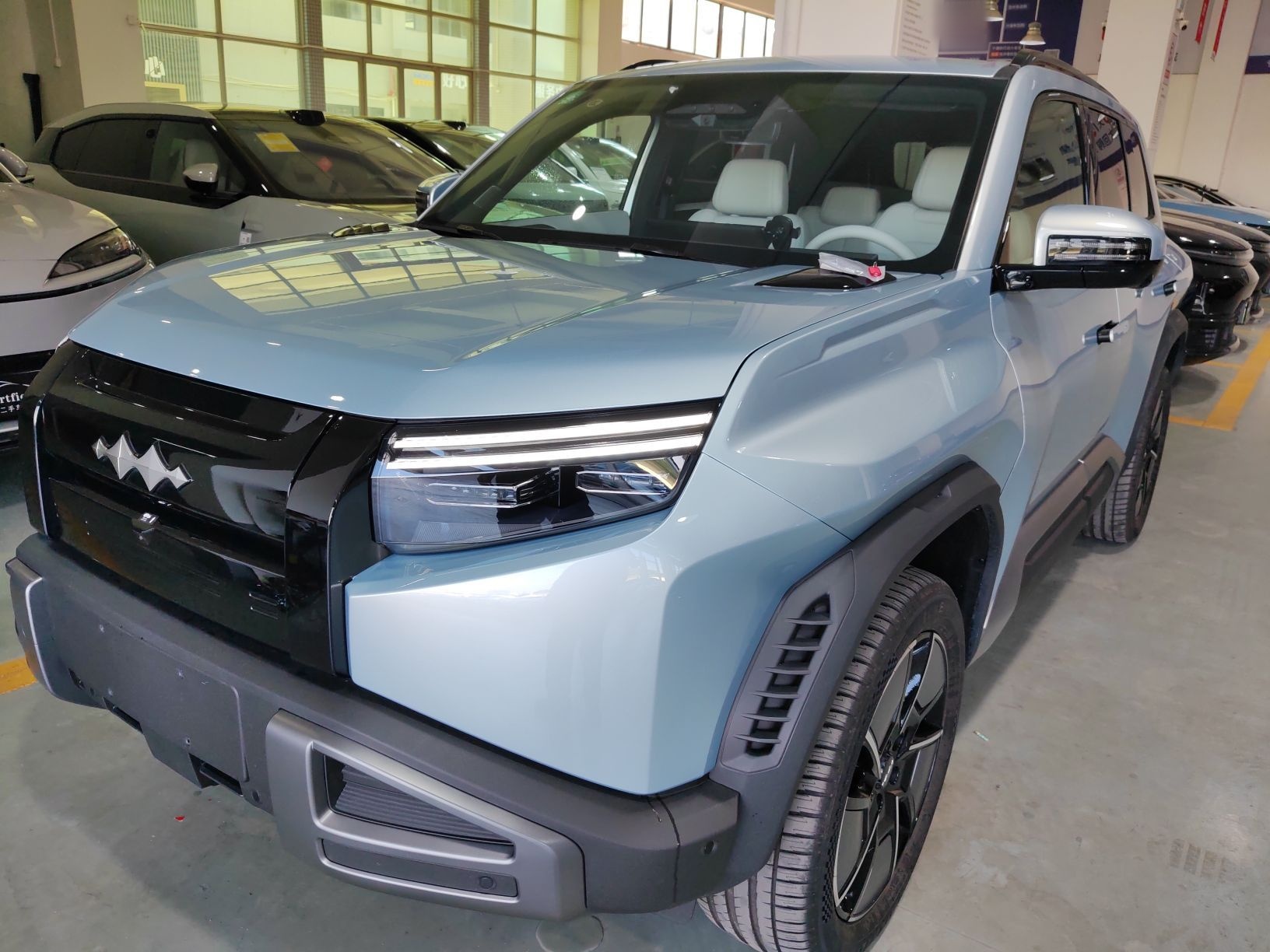 Под передней частью автомобиля