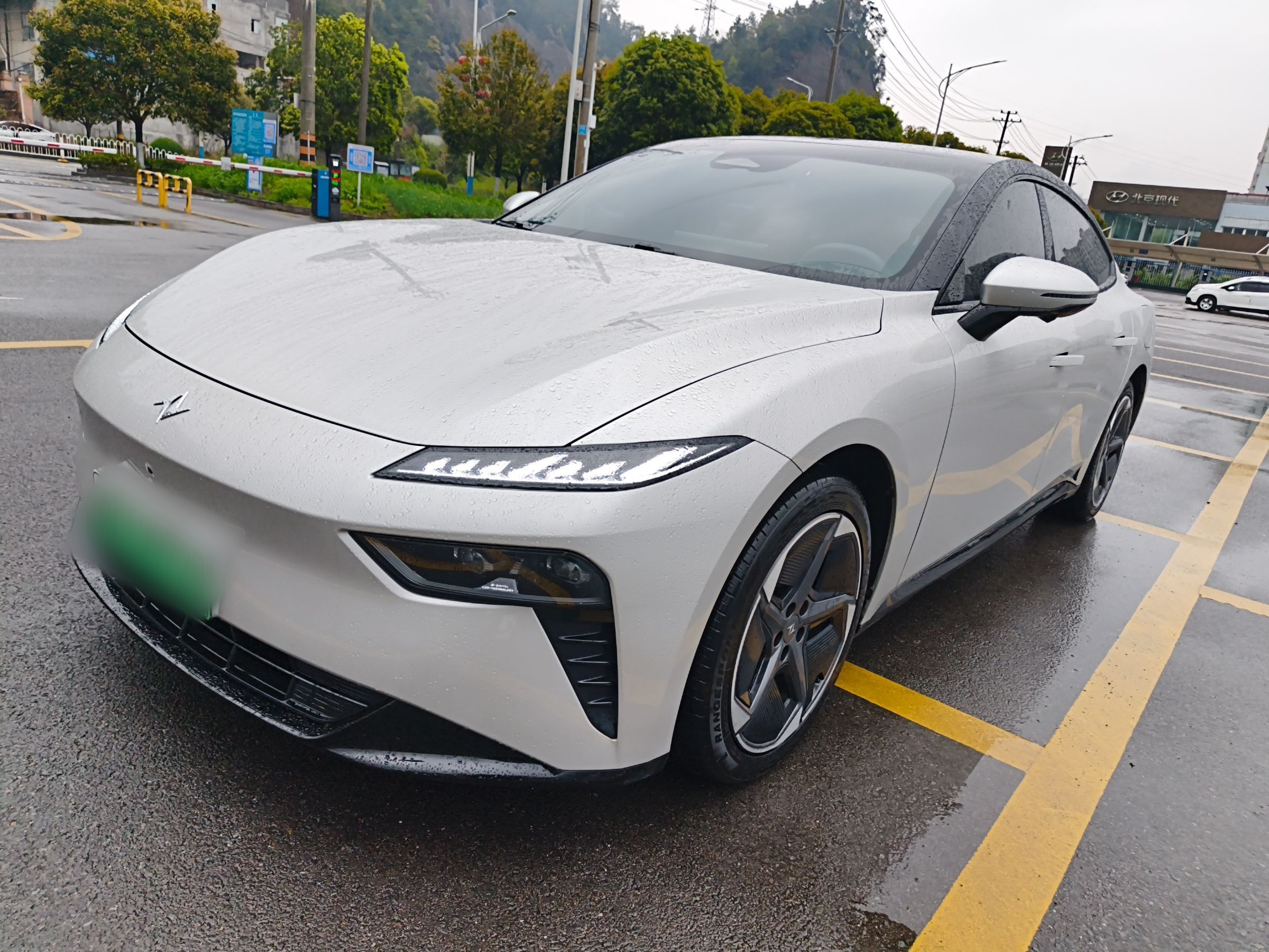 Под передней частью автомобиля