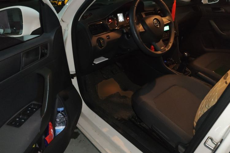 Used Skoda Rapid Spaceback 2016 Revised Version 1.6L Manual Front-Drive Edition Driver Seat