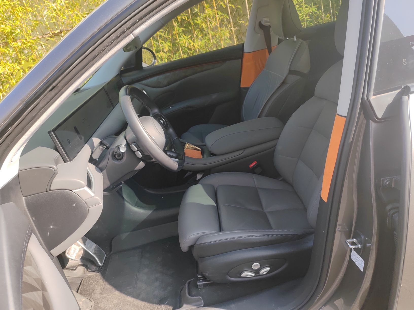 Переднее сиденье в автомобиле