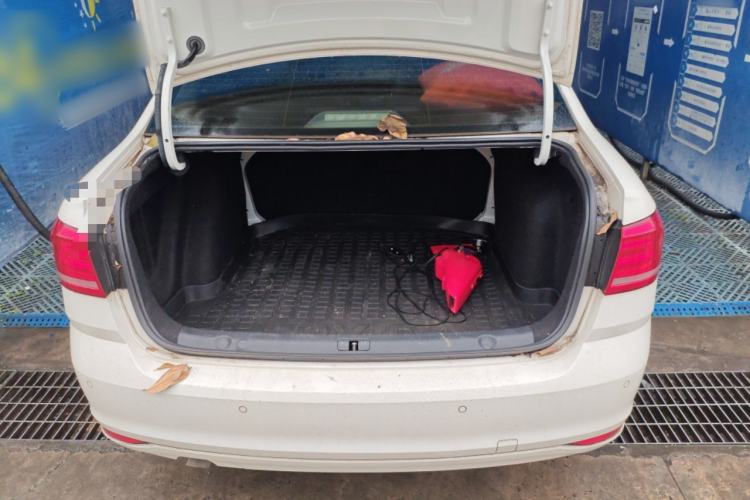 Used Volkswagen Lavida 2015 1.6L Automatic Fashion Edition Trunk