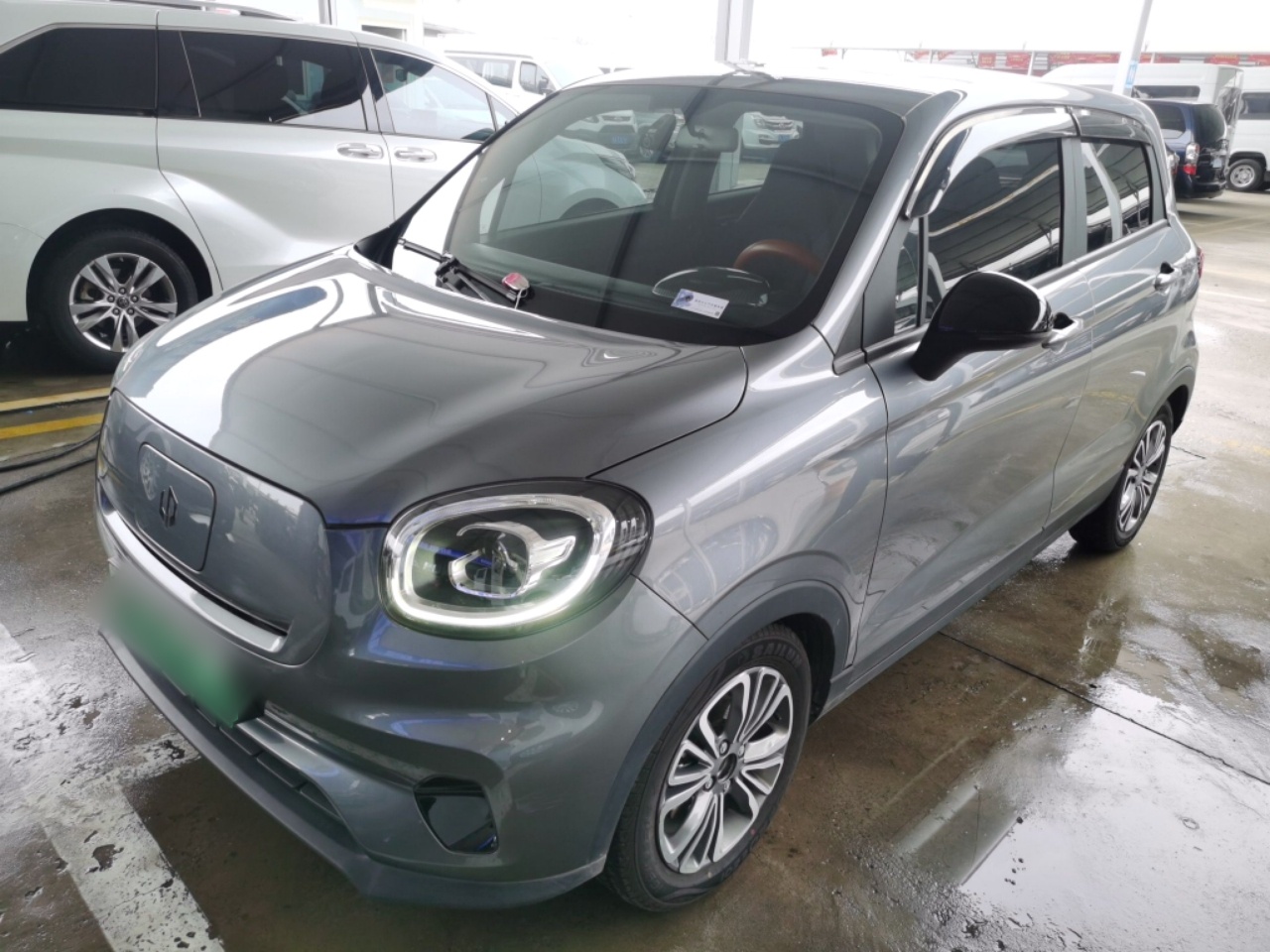 Под передней частью автомобиля