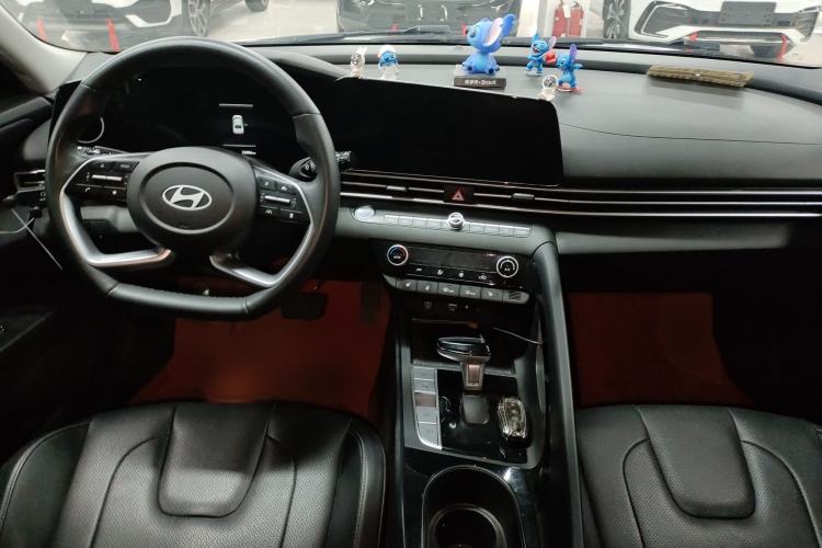 Used Hyundai Elantra 2023 1.5L CVT LUX Prestige Edition Center Console