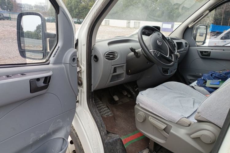 Used SAIC MAXUS Xintu V80 2020 2.5T Manual Classic City Delivery King Short Wheelbase Mid-Roof Design 2/3 Seats
