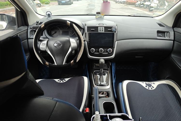 Used Nissan Tiida 2016 1.6L CVT Cool Dynamic Edition Center Console