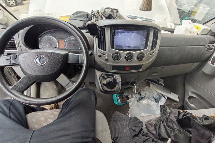 Used Dongfeng Yufeng 2021 2.3T V9 Logistics Vehicle Short Wheelbase Mid-Roof Design 5-9 Seater China V Emission Standard WP2.3