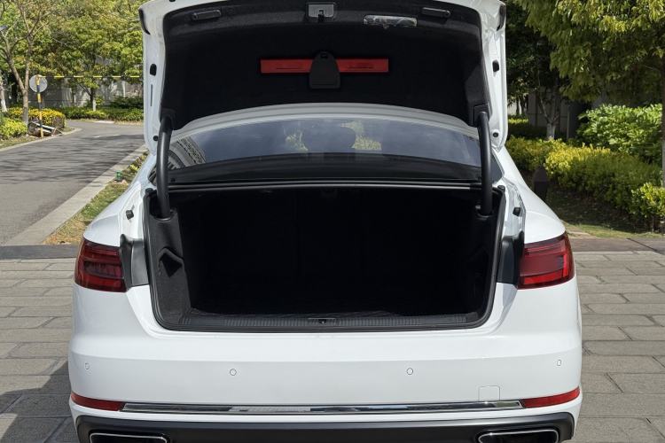 Used Audi A4L 2019 40 TFSI Ambition China VI Interior 9