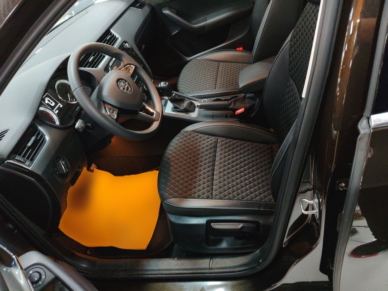 Переднее сиденье в автомобиле