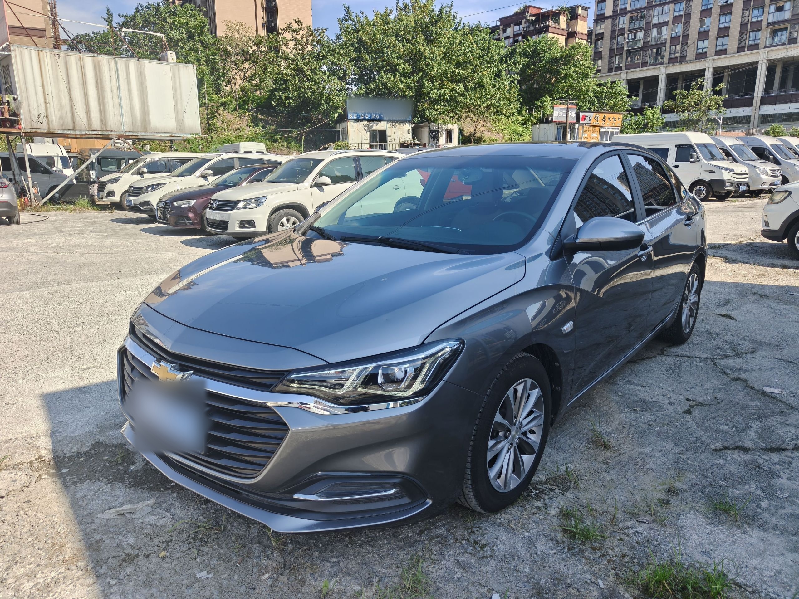 Под передней частью автомобиля