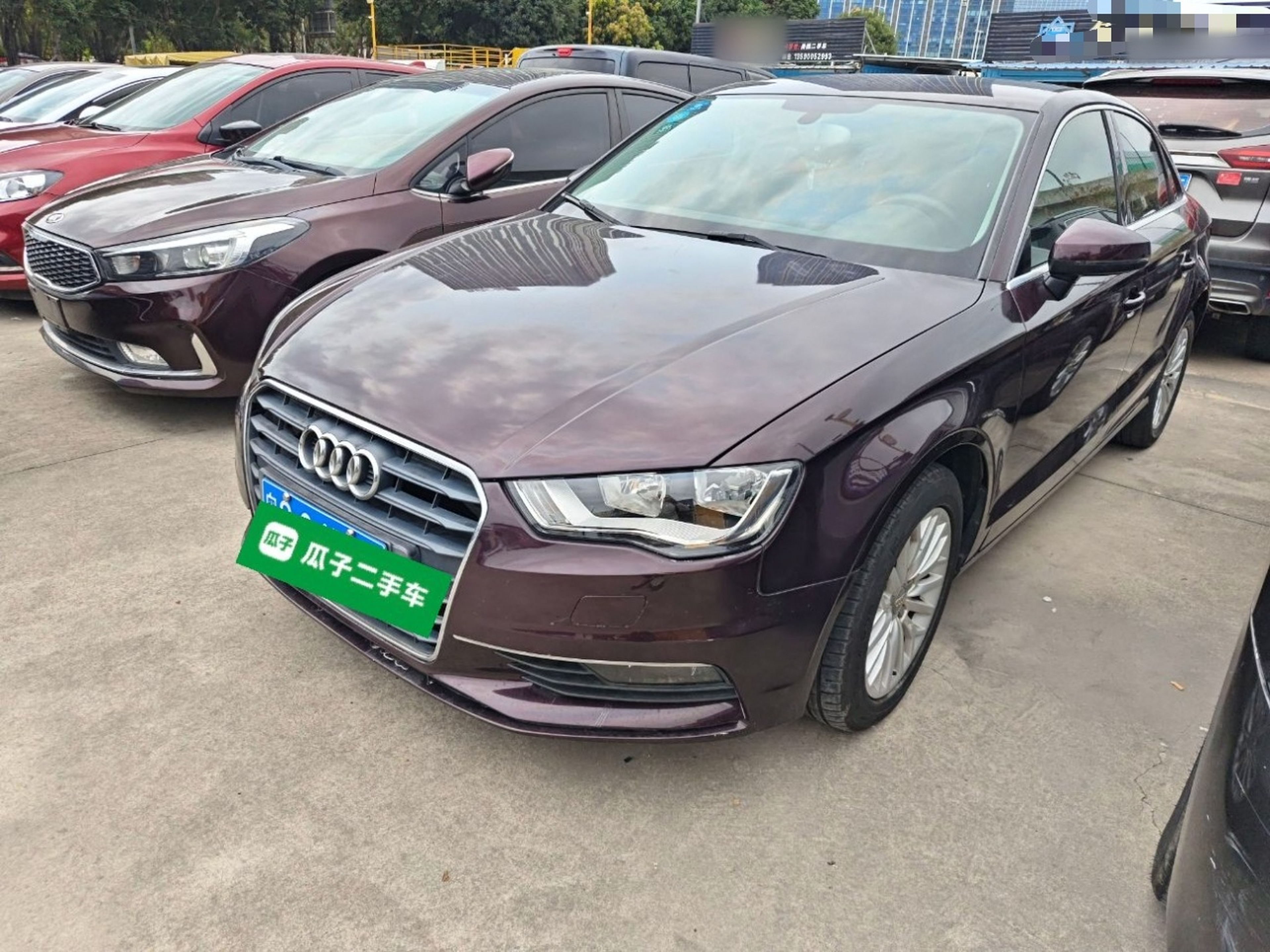 تحت مقدمة السيارة