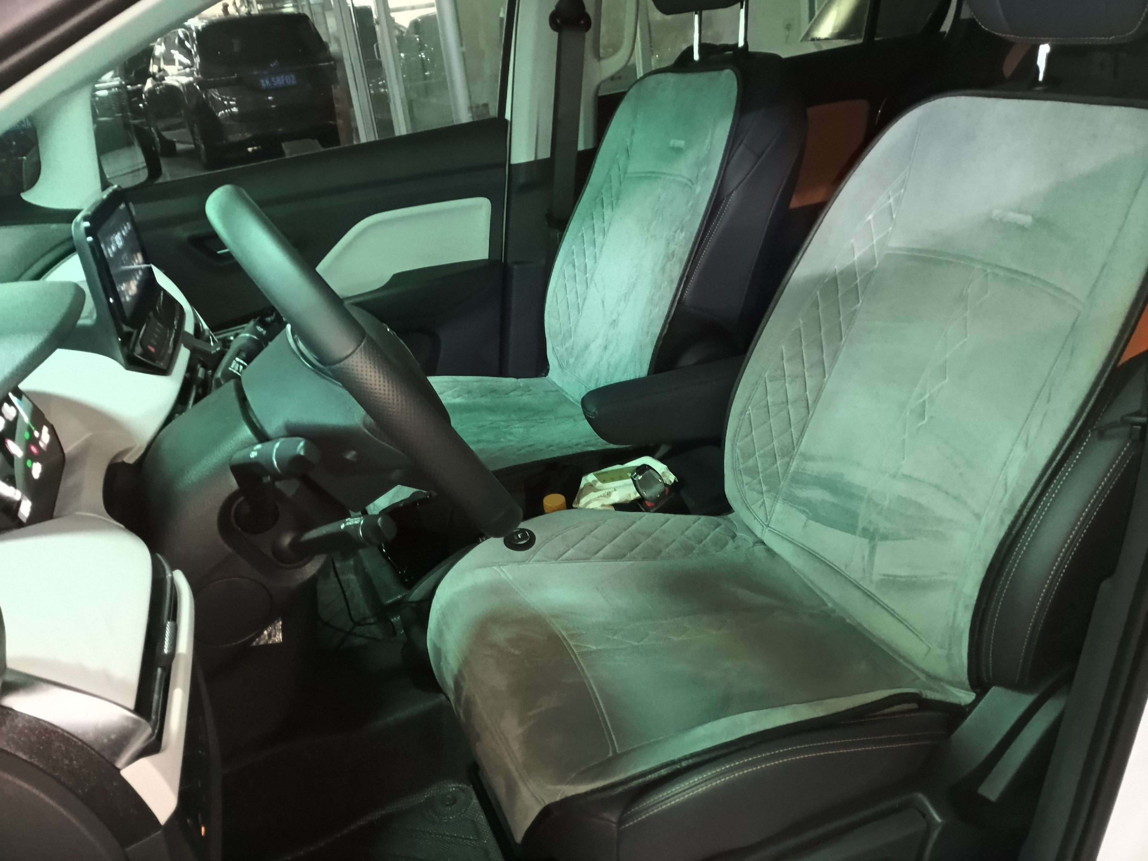 المقاعد الأمامية داخل السيارة