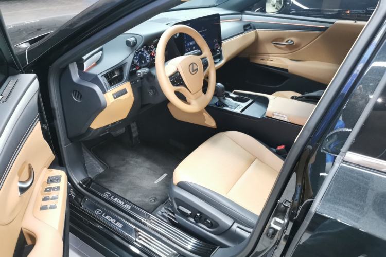 Used Lexus ES 2025 300h Deluxe Edition
