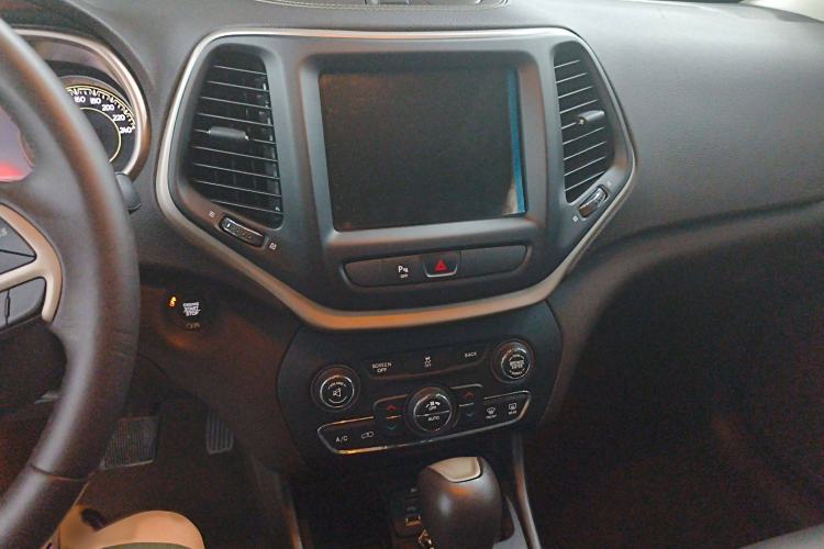 Used Jeep Cherokee 2016 2.0L Superior Edition