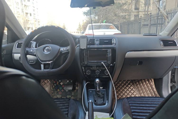 Used Volkswagen Sagitar 2017 230TSI Automatic Comfort Version Center Console