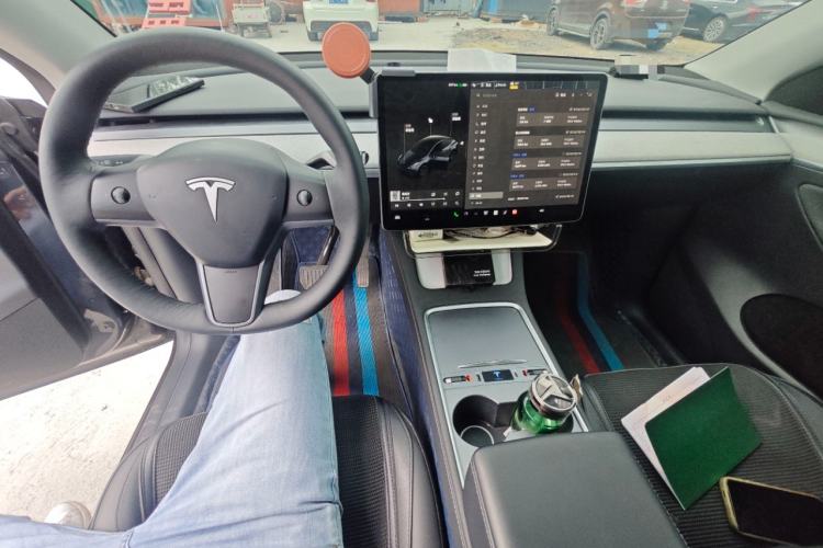 Used Tesla Model Y 2024 Long-Range All-Wheel-Drive Version Center Console