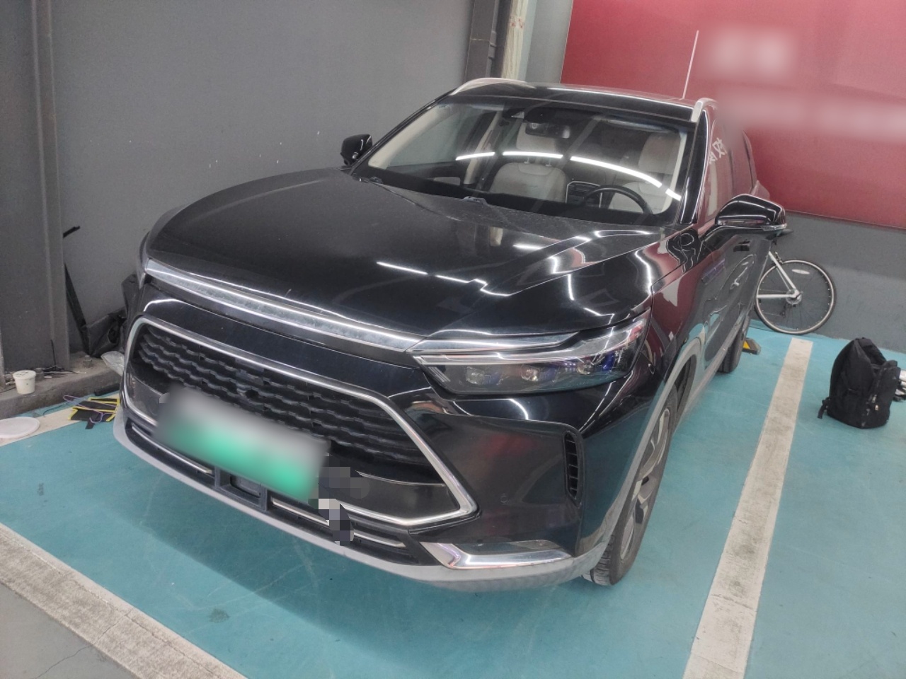 تحت مقدمة السيارة