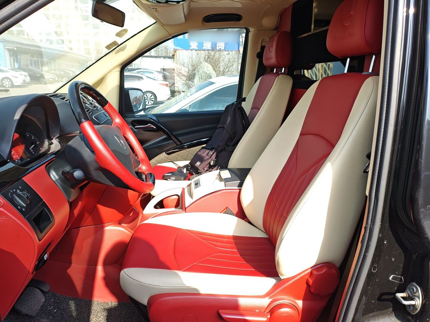 المقاعد الأمامية داخل السيارة