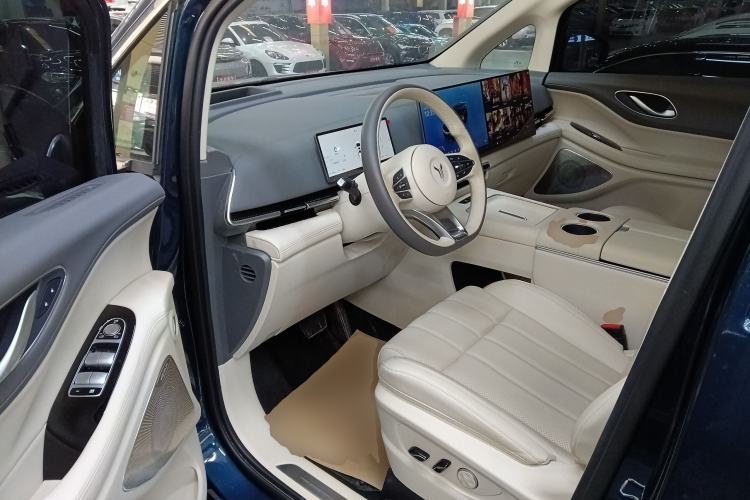 Used VOYAH Dream 2025 PHEV Four-Wheel Drive Prestige Kunpeng Edition
