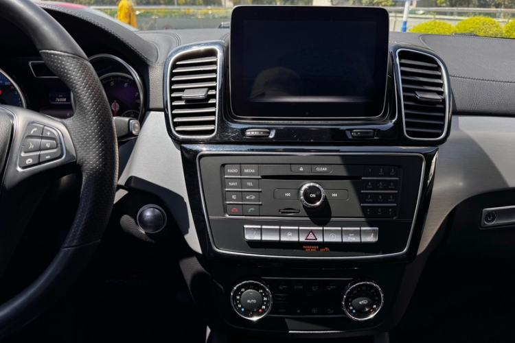 Used Mercedes-Benz GLE Coupe 2017 GLE 320 4MATIC Coupe SUV Interior 4