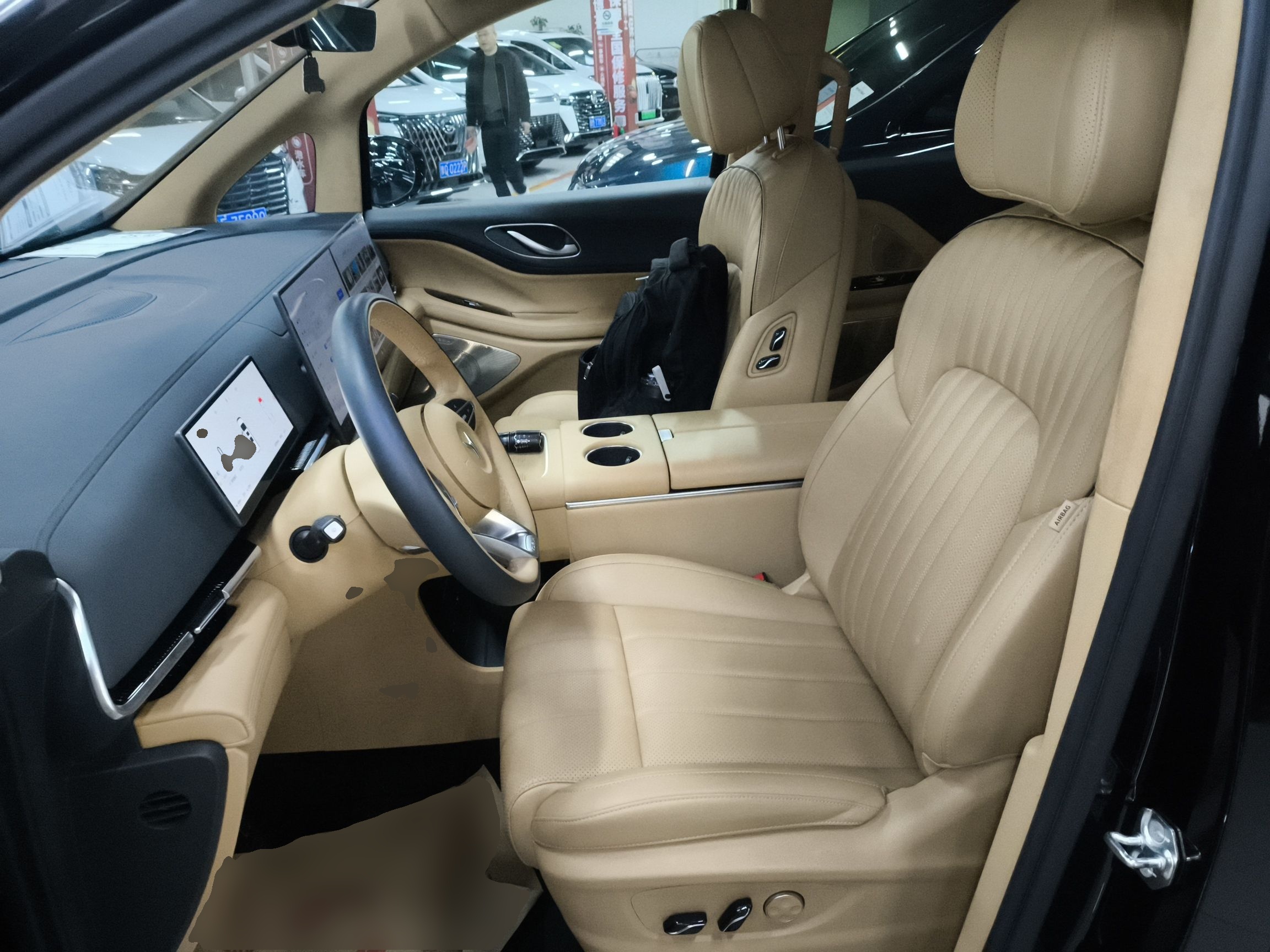 المقاعد الأمامية داخل السيارة