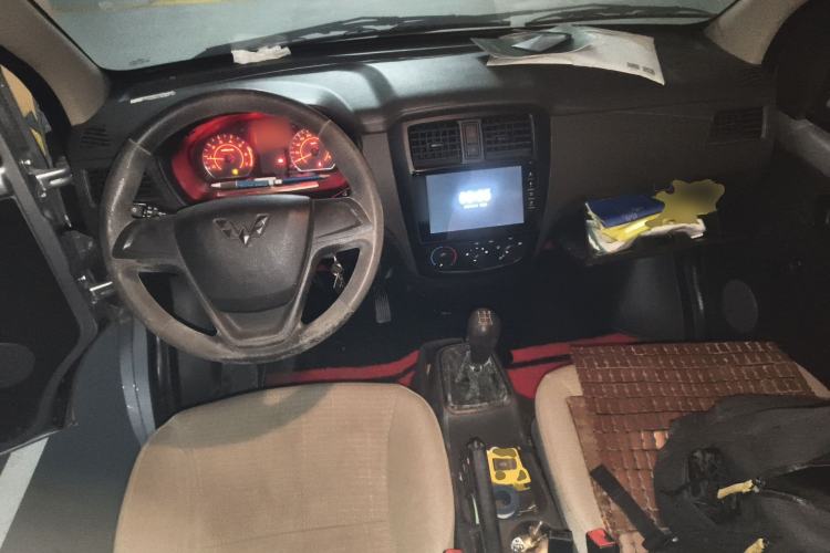 Used Wuling Rongguang S 2021 1.2L Base Model 5-Seater LSI Center Console