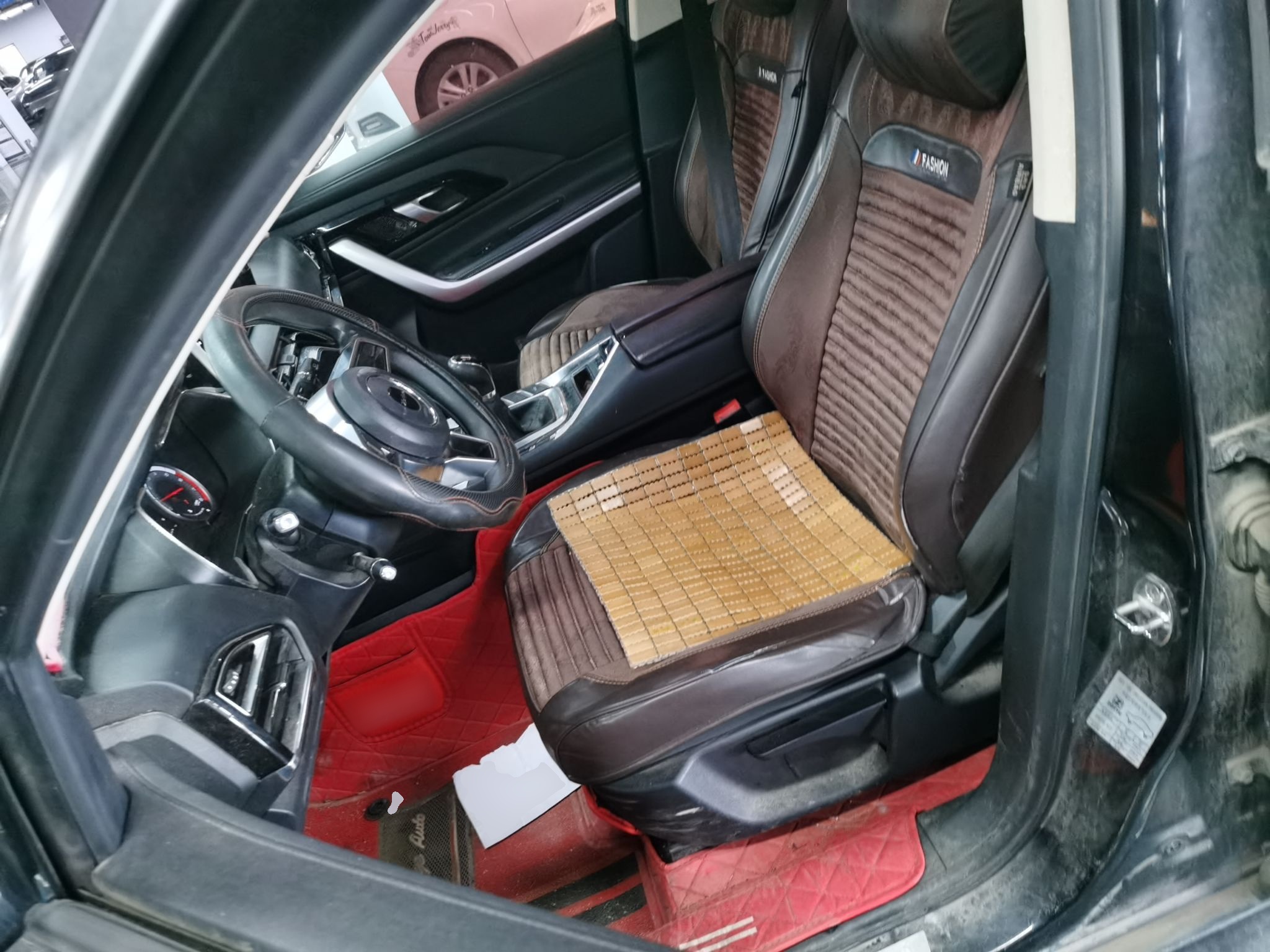 المقاعد الأمامية داخل السيارة