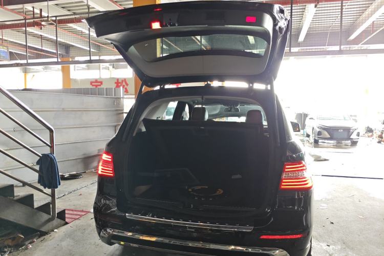 Used Mercedes-Benz M-Class 2015 ML 400 4MATIC Dynamic Model Trunk