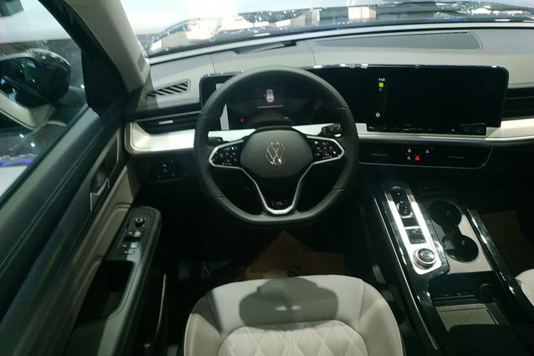 Used Volkswagen Tavendor 2025 Model 380TSI Four-Wheel Drive R-Line Pilgrimage Zhongxiang Edition Steering Wheel