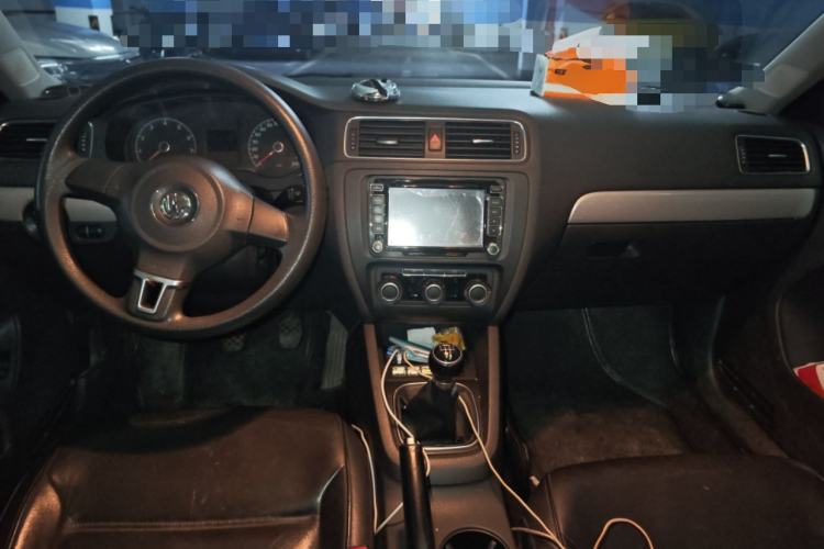 Used Volkswagen Sagitar 2012 1.6L Manual Comfort Model Center Console